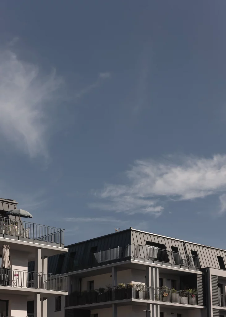 Façade moderne de logements privés conçus par l'atelier, mettant en avant une architecture contemporaine avec balcons et finitions en verre