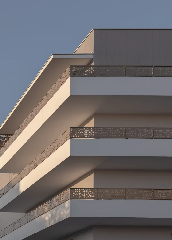 Balcons avec vue sur des espaces verts aménagés dans un complexe résidentiel, offrant des zones de détente extérieures