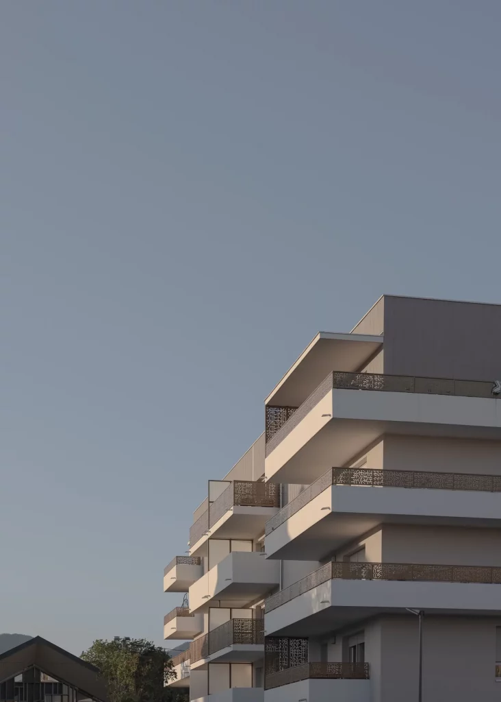 Balcons avec vue sur des espaces verts aménagés dans un complexe résidentiel, offrant des zones de détente extérieures