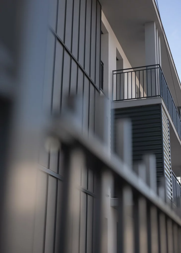 Façade moderne de logements privés conçus par l'atelier, mettant en avant une architecture contemporaine avec balcons et finitions en verre