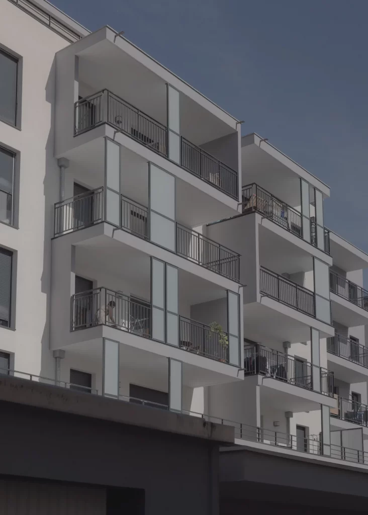 Balcons spacieux et terrasses aménagées dans un complexe résidentiel, conçus pour offrir des vues dégagées et des espaces de vie extérieurs agréables