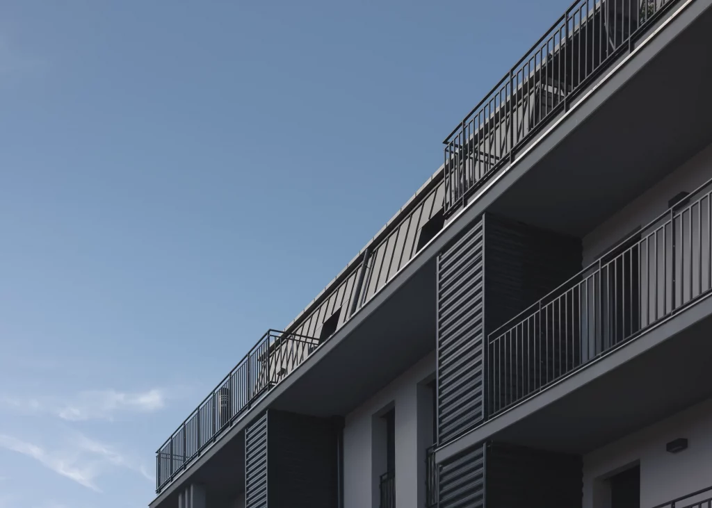 Détail de la façade d'un projet de logements conçu par l'atelier, mettant en valeur des solutions de design durable et esthétique