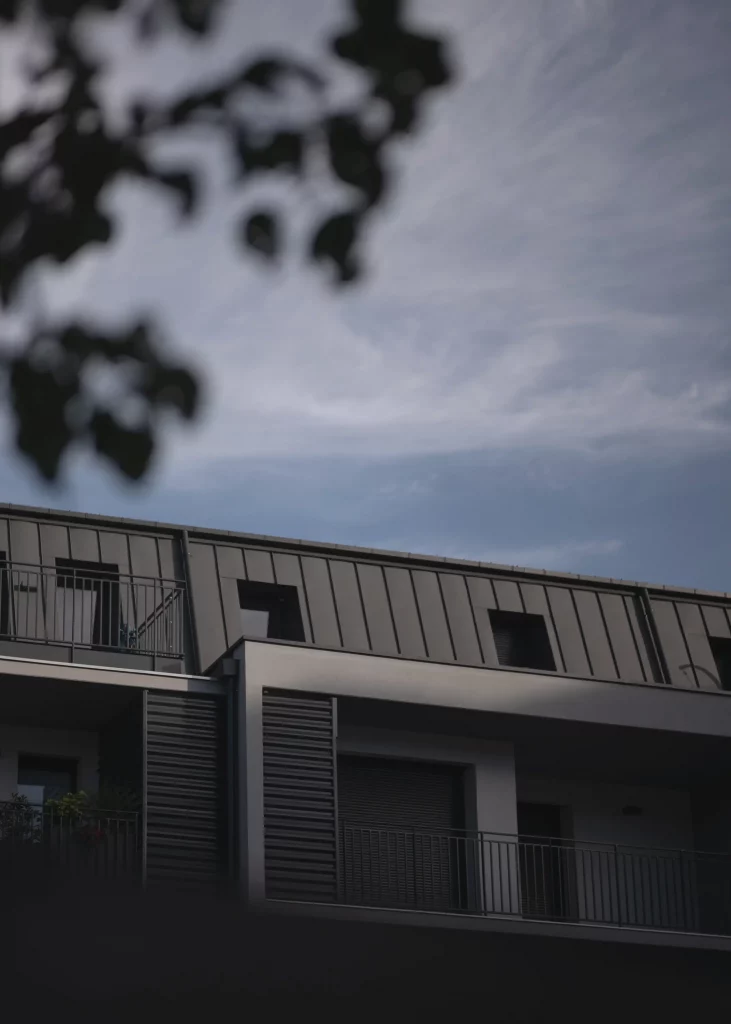 Détail de la façade d'un projet de logements conçu par l'atelier, mettant en valeur des solutions de design durable et esthétique