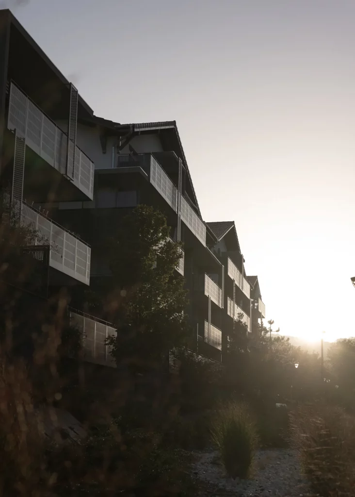 Espaces communs extérieurs dans un complexe résidentiel, conçus pour la détente et les interactions sociales