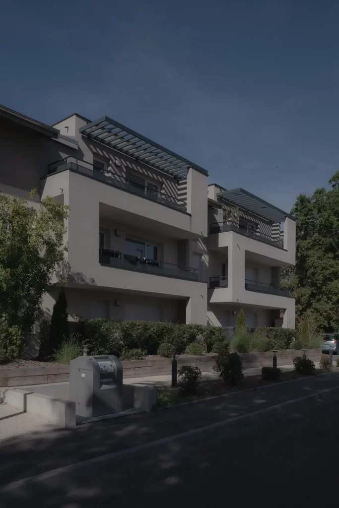 Vue extérieure d'un bâtiment résidentiel avec architecture contemporaine, offrant des logements aidés avec des finitions modernes