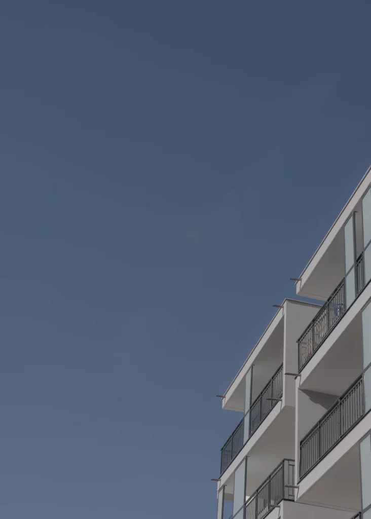 Balcons spacieux et terrasses aménagées dans un complexe résidentiel, conçus pour offrir des vues dégagées et des espaces de vie extérieurs agréables