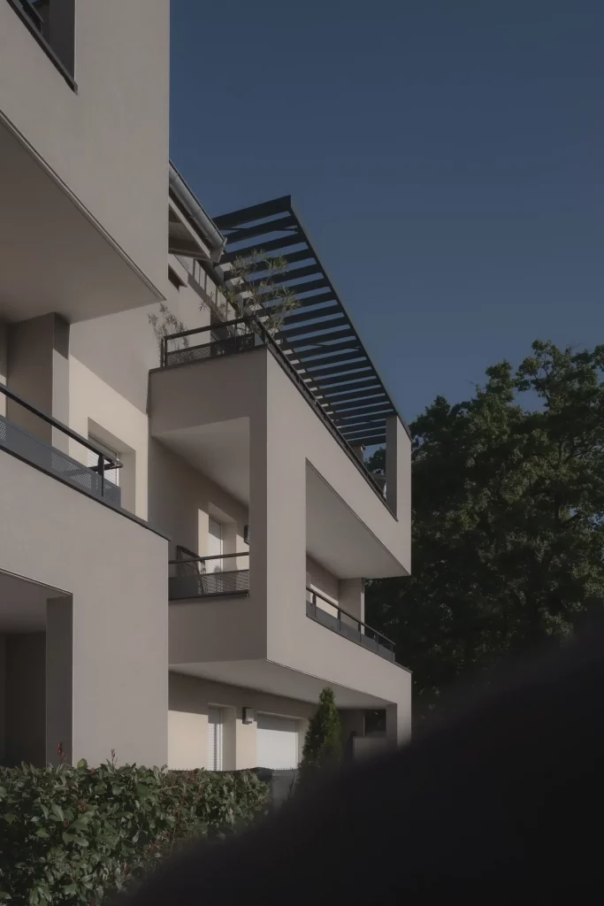 Vue extérieure d'un bâtiment résidentiel avec architecture contemporaine, offrant des logements aidés avec des finitions modernes