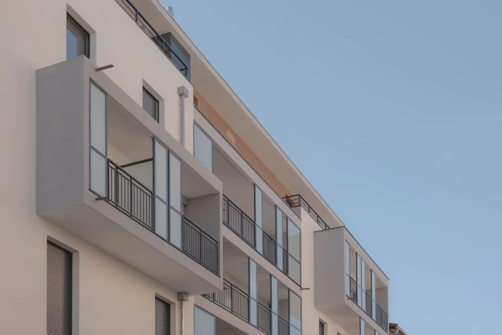 Balcons spacieux et terrasses aménagées dans un complexe résidentiel, conçus pour offrir des vues dégagées et des espaces de vie extérieurs agréables