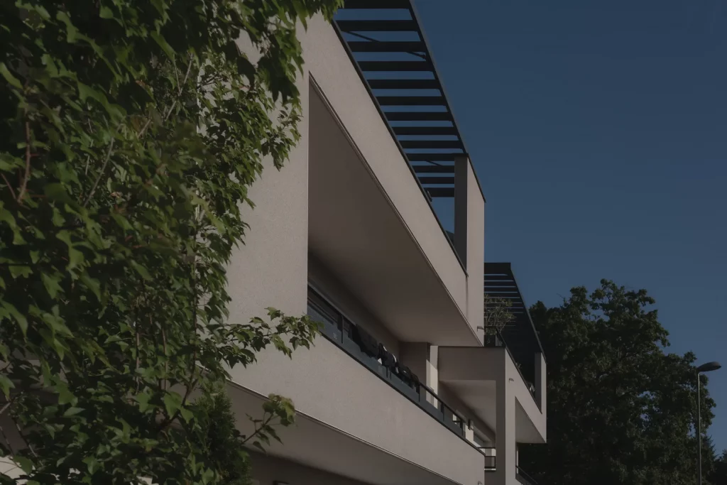 Vue extérieure d'un bâtiment résidentiel avec architecture contemporaine, offrant des logements aidés avec des finitions modernes