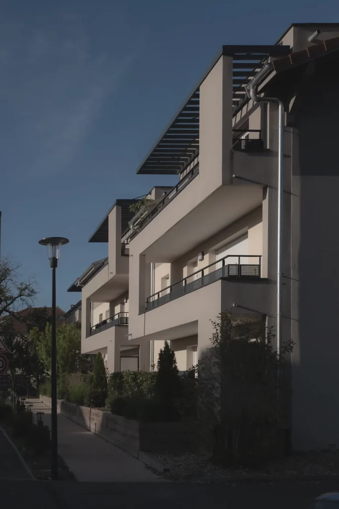 Vue extérieure d'un bâtiment résidentiel avec architecture contemporaine, offrant des logements aidés avec des finitions modernes