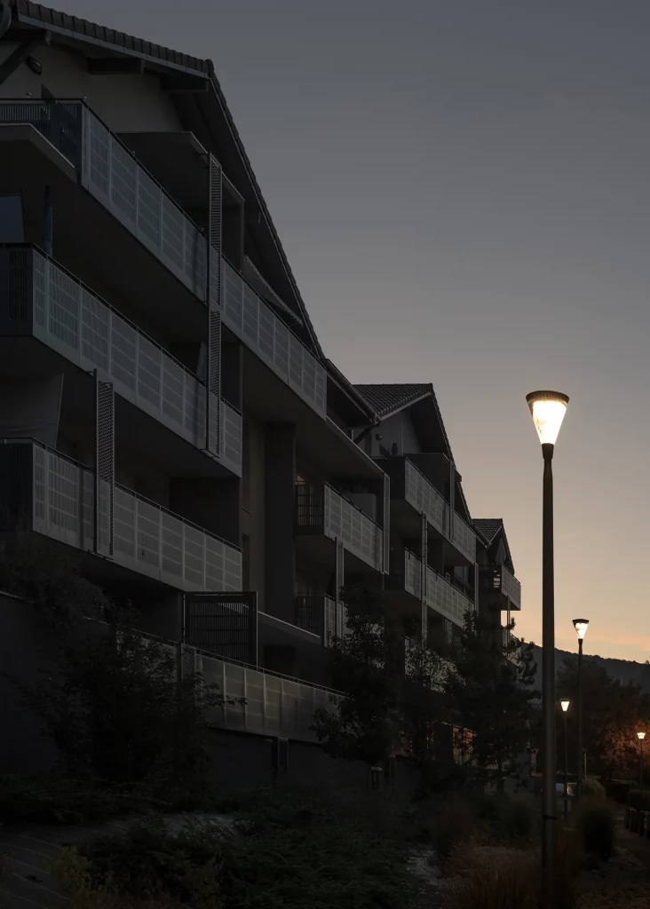 Façade du complexe OXYGÈNE avec des éléments architecturaux contemporains et des balcons intégrés