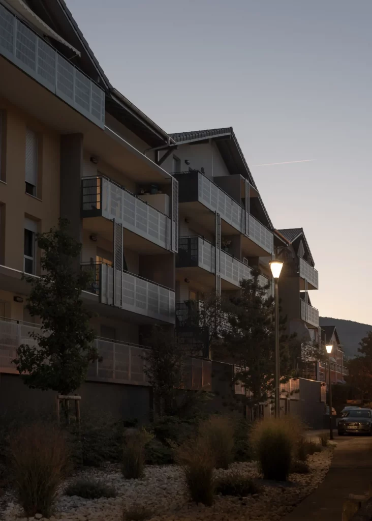 Façade du complexe OXYGÈNE avec des éléments architecturaux contemporains et des balcons intégrés