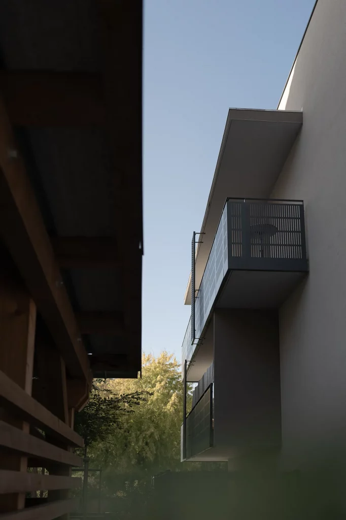 Façade du complexe OXYGÈNE avec des éléments architecturaux contemporains et des balcons intégrés