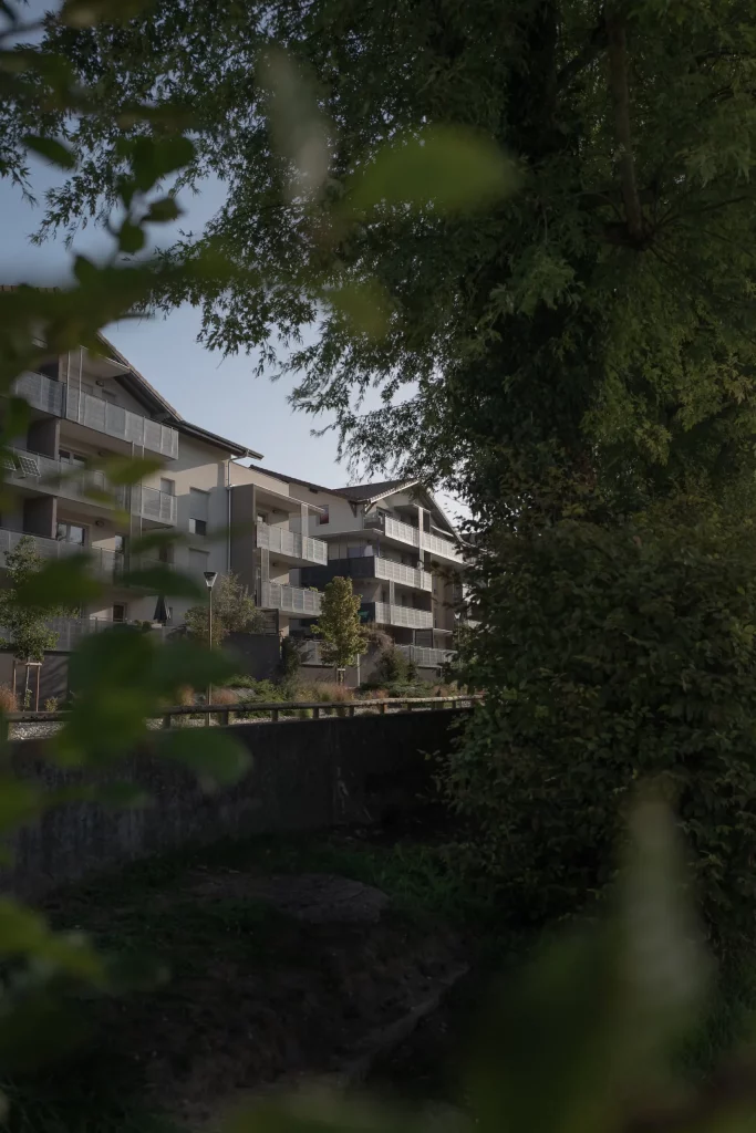 Façade du complexe OXYGÈNE avec des éléments architecturaux contemporains et des balcons intégrés