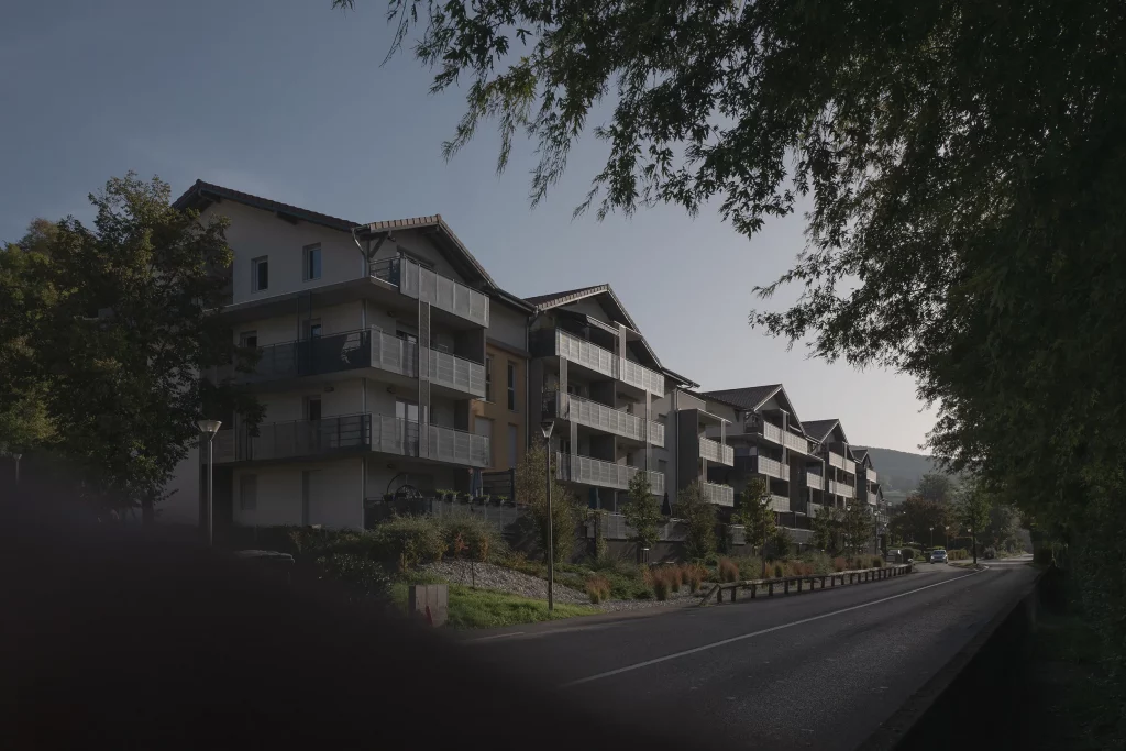 Complexe résidentiel moderne offrant des logements privés-aidés, caractérisé par une architecture innovante et des espaces verts intégrés