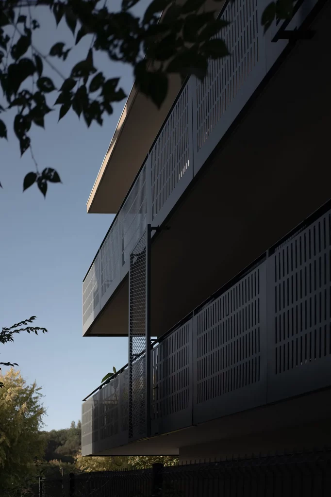 Complexe résidentiel moderne offrant des logements privés-aidés, caractérisé par une architecture innovante et des espaces verts intégrés