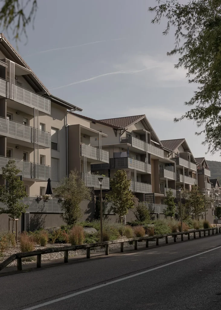 Complexe résidentiel moderne offrant des logements privés-aidés, caractérisé par une architecture innovante et des espaces verts intégrés