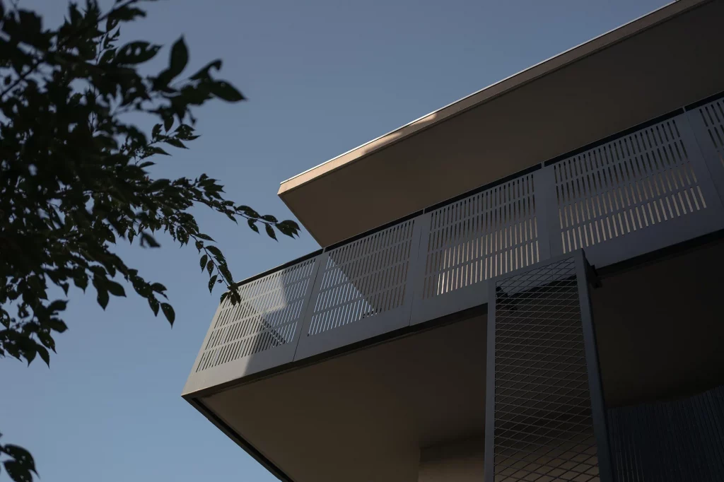 Complexe résidentiel moderne offrant des logements privés-aidés, caractérisé par une architecture innovante et des espaces verts intégrés