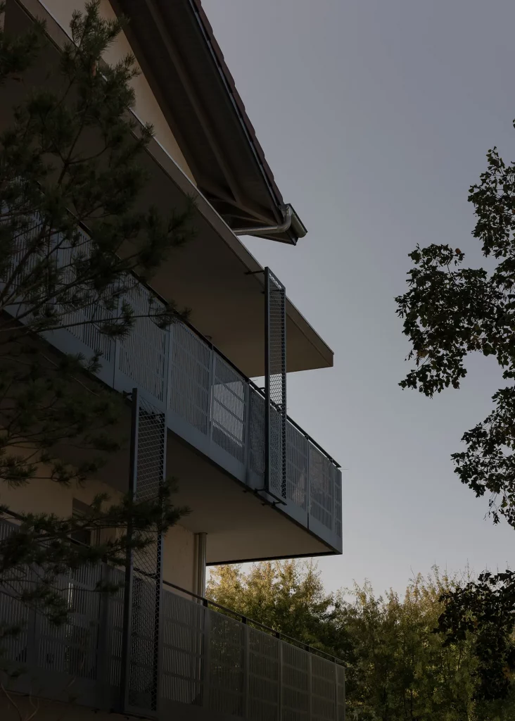 Complexe résidentiel moderne offrant des logements privés-aidés, caractérisé par une architecture innovante et des espaces verts intégrés