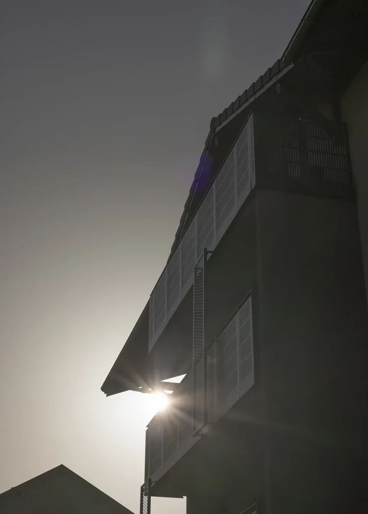 Complexe résidentiel moderne offrant des logements privés-aidés, caractérisé par une architecture innovante et des espaces verts intégrés