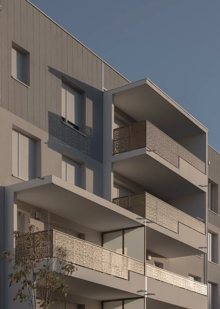 Balcons avec vue sur des espaces verts aménagés dans un complexe résidentiel, offrant des zones de détente extérieures