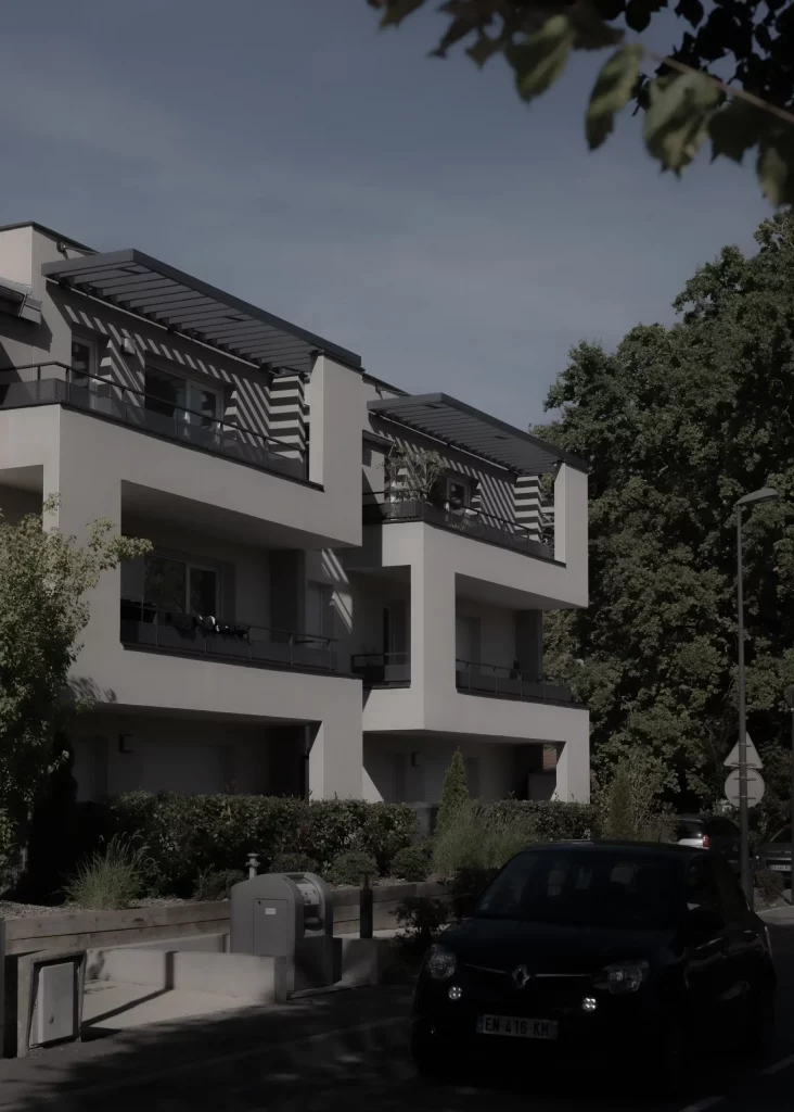 Vue extérieure d'un bâtiment résidentiel avec architecture contemporaine, offrant des logements aidés avec des finitions modernes