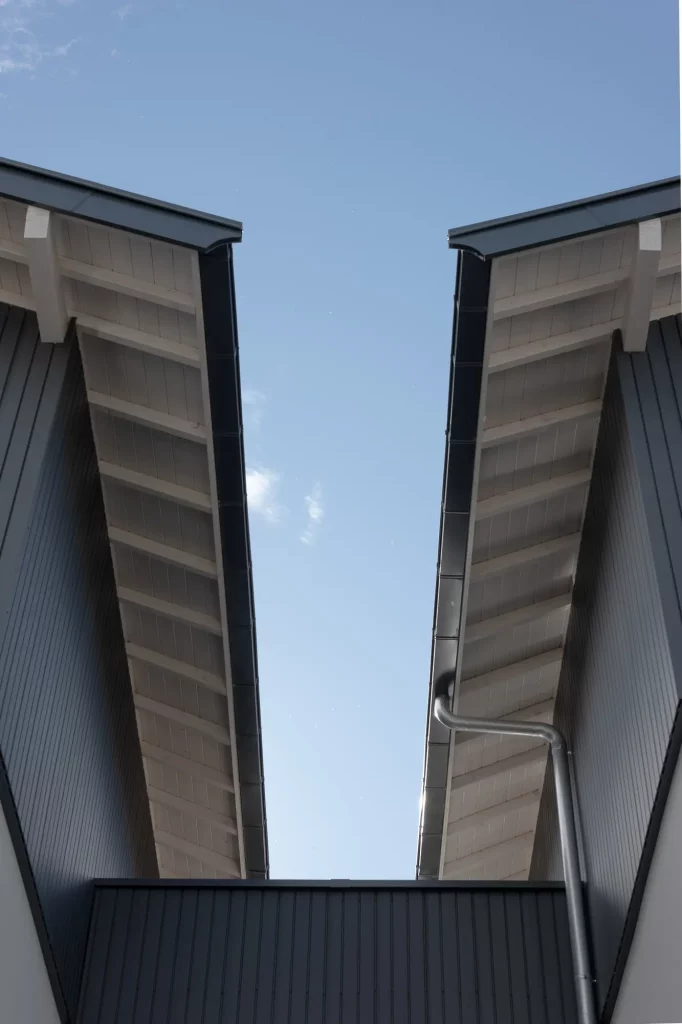 Architecture contemporaine d'un bâtiment résidentiel avec logements privés, présentant des façades élégantes et des balcons spacieux