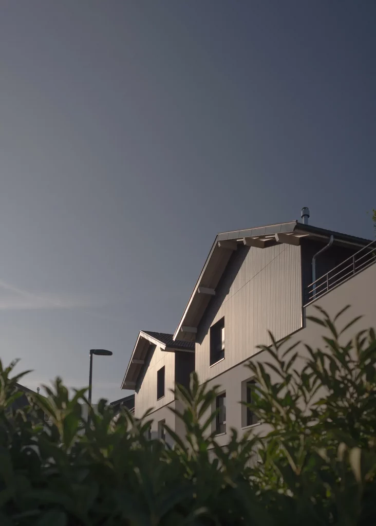 Architecture contemporaine d'un bâtiment résidentiel avec logements privés, présentant des façades élégantes et des balcons spacieux