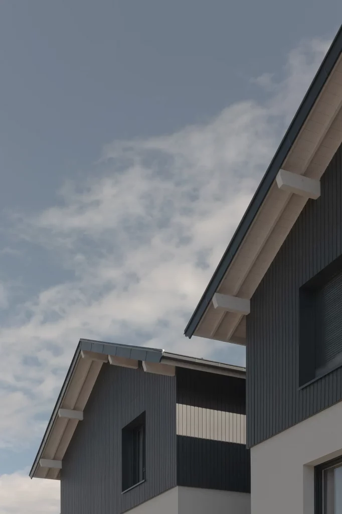 Architecture contemporaine d'un bâtiment résidentiel avec logements privés, présentant des façades élégantes et des balcons spacieux