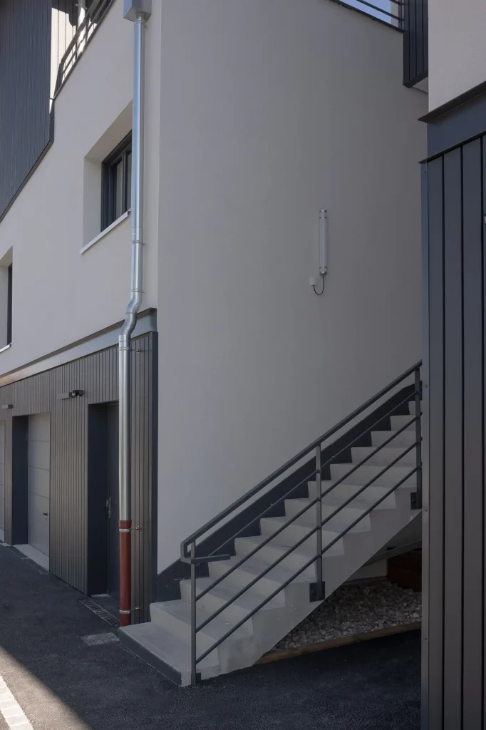 Architecture contemporaine d'un bâtiment résidentiel avec logements privés, présentant des façades élégantes et des balcons spacieux